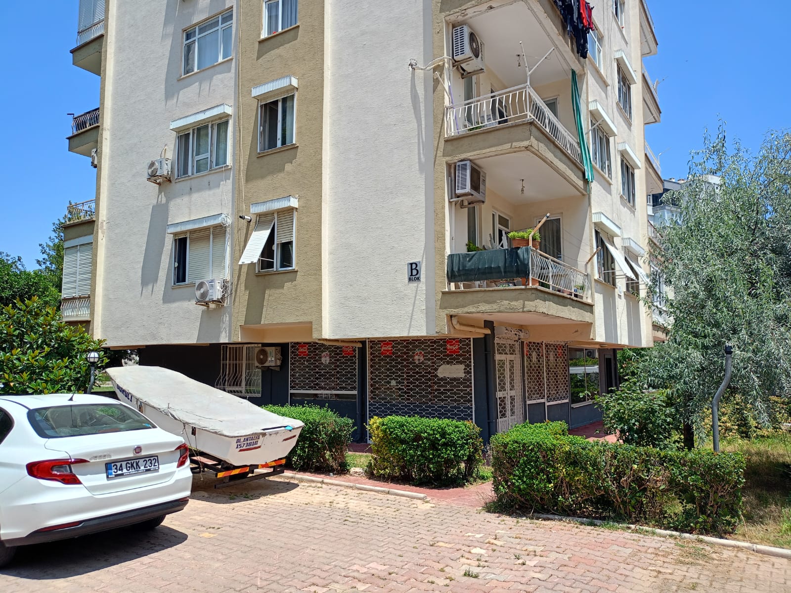 GÜZELOBA EVREN SİTESİNDE SATILIK DÜKKAN